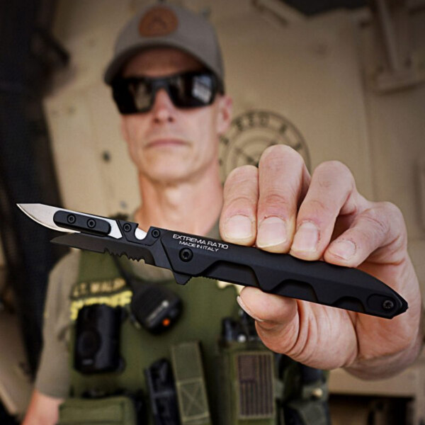 extrema_ratio_messer_ferrum_rescue_black_edc_every_day_carry_flipper